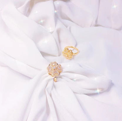 Four-Leaf Clovers Rotating Ring