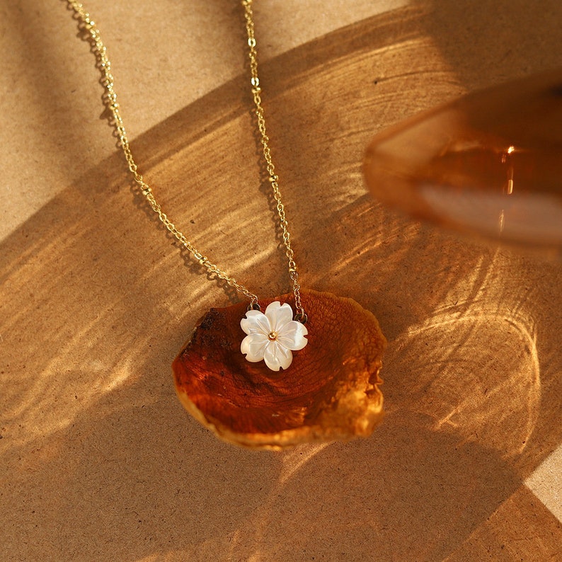 Natural Mother of Pearl Flower Necklace, Daisy Flower Choker