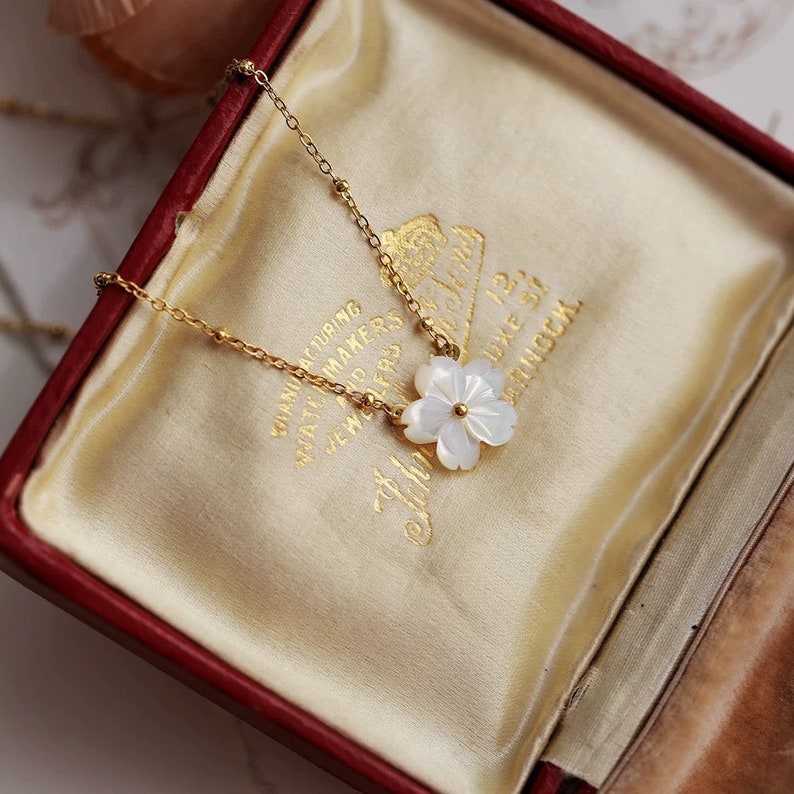 Natural Mother of Pearl Flower Necklace, Daisy Flower Choker
