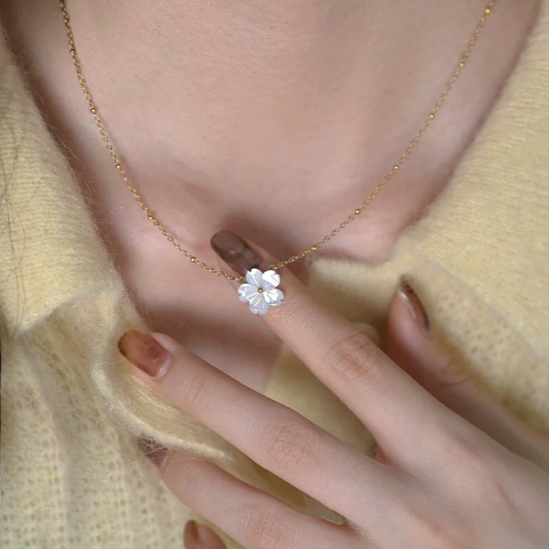 Natural Mother of Pearl Flower Necklace, Daisy Flower Choker