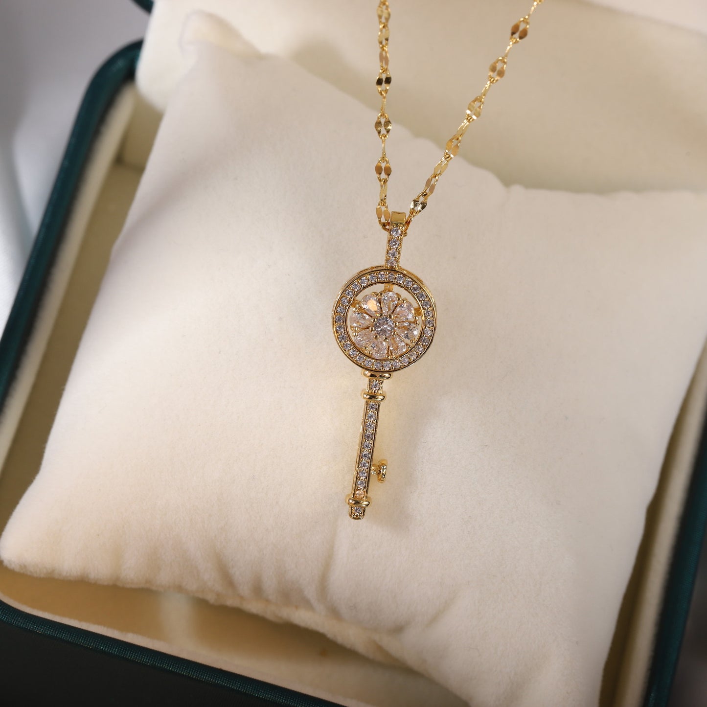 🔑Rotating Flower Key Necklace🌼