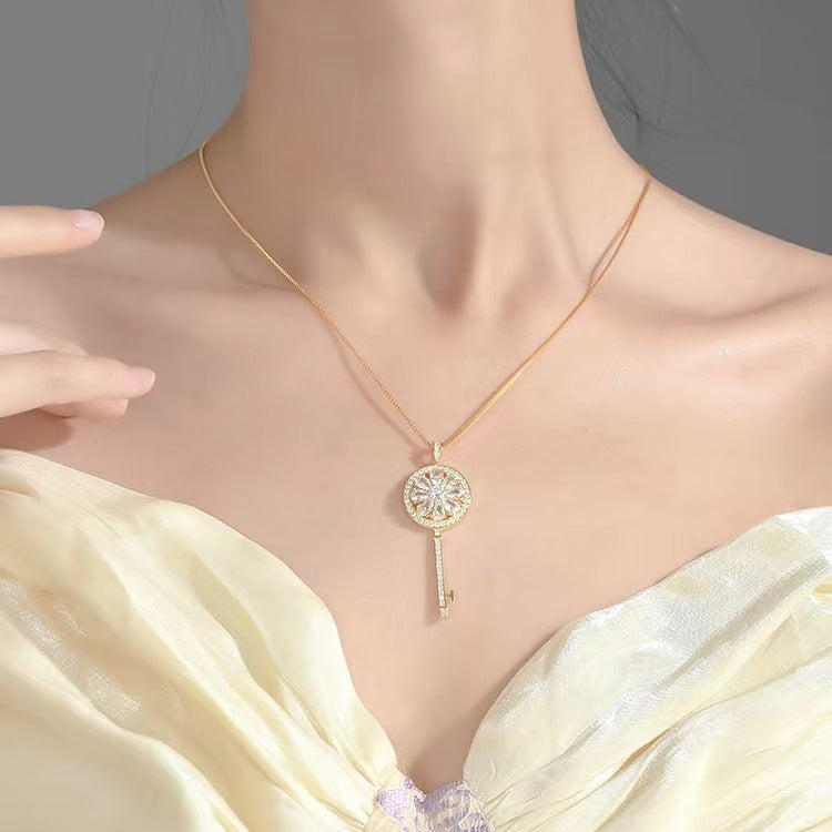 🔑Rotating Flower Key Necklace🌼