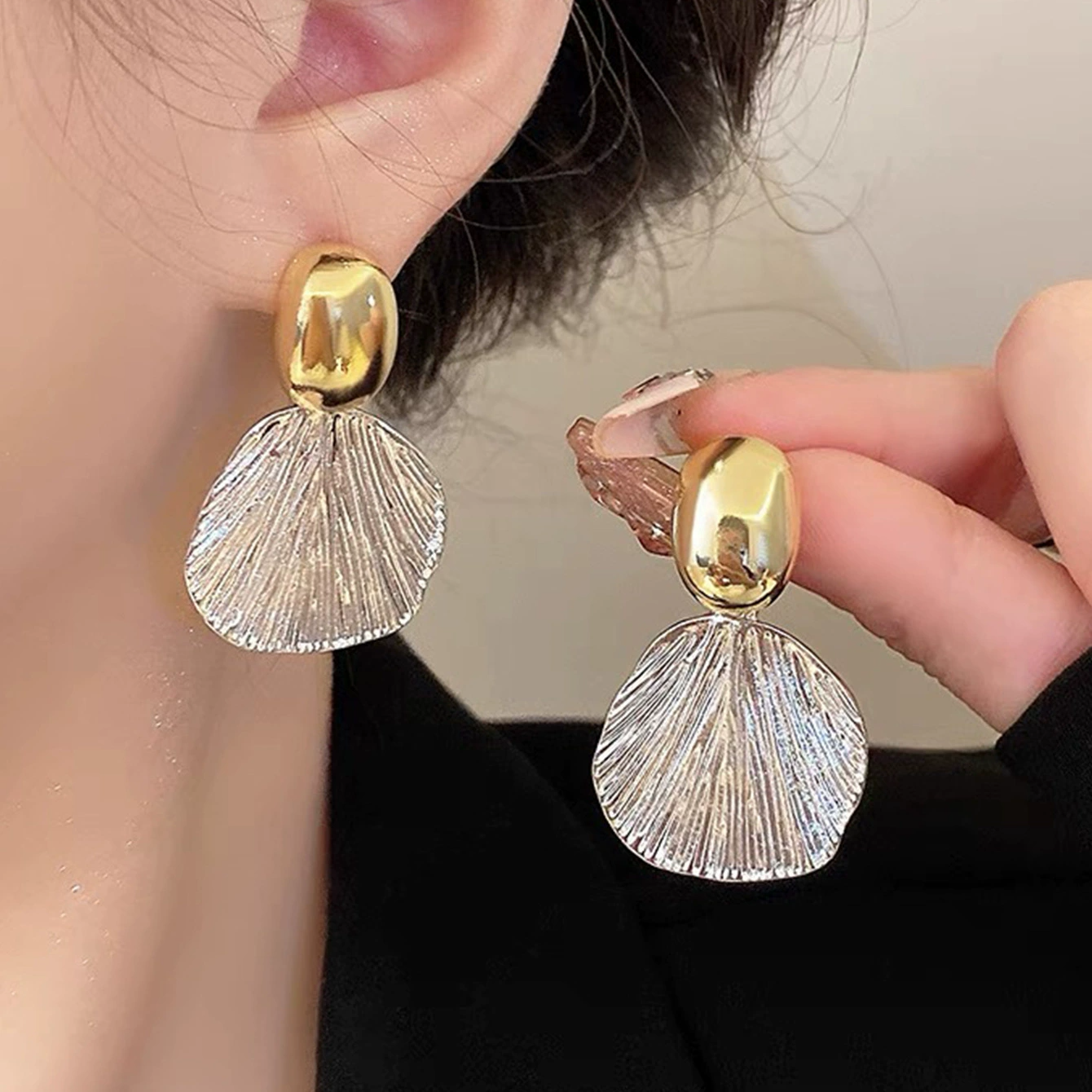 “Shell Belle” – French Retro Fan-Shaped Earrings
