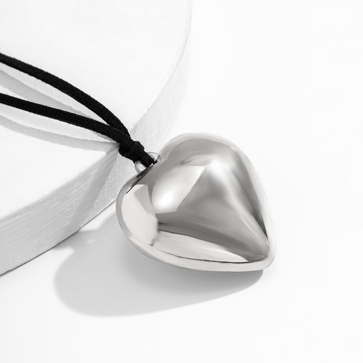 Sweet And Cool 3D Heart Pendant Choker💛