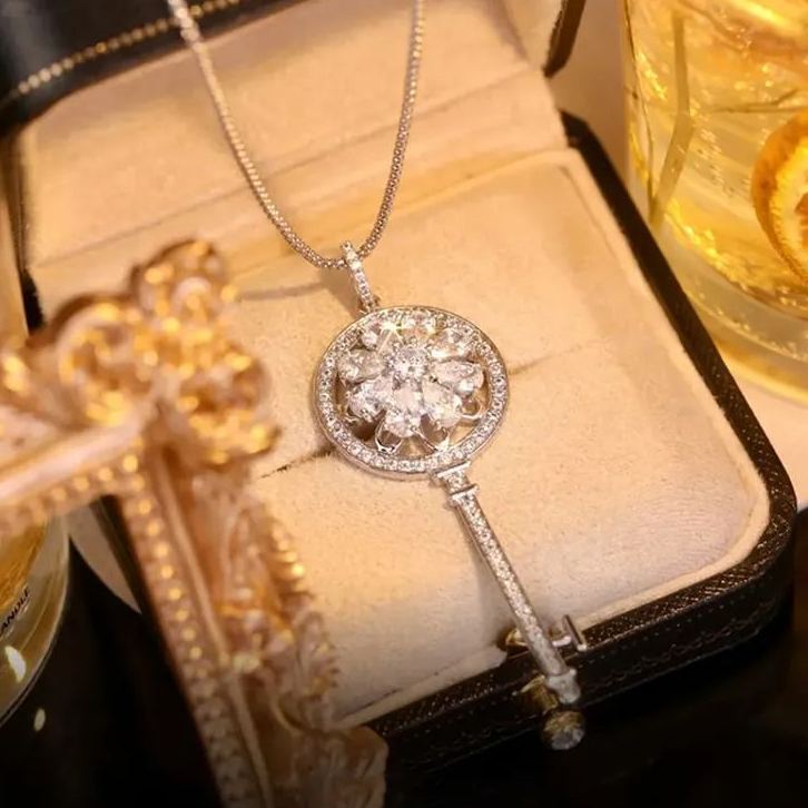 🔑Rotating Flower Key Necklace🌼